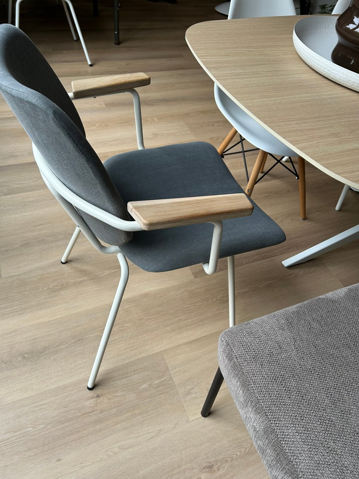 2 Bodilson eetkamerstoelen met armleuning (grijs), Ophalen, Gebruikt, Twee, Hout