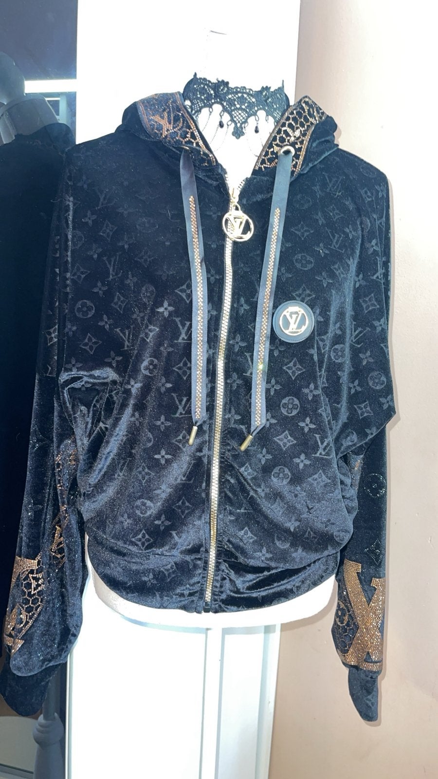 Nieuwe Louis Vuitton Monogram Fluwelen Hoodie Zwart, Ophalen, Zo goed als nieuw, Maat 38/40 (M), Zwart