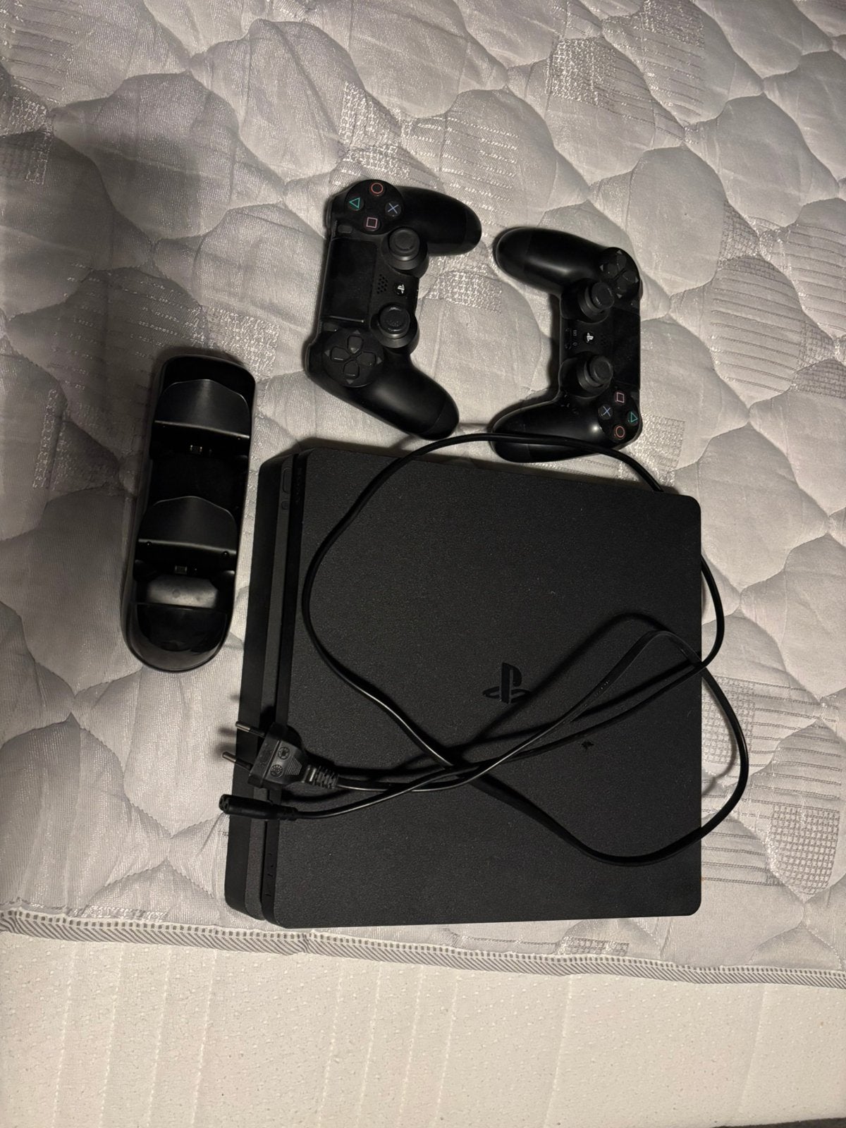 Playstation 4 met 2 controllers en oplader, Spelcomputers en Games, Ophalen, Zo goed als nieuw, Vanaf 3 jaar