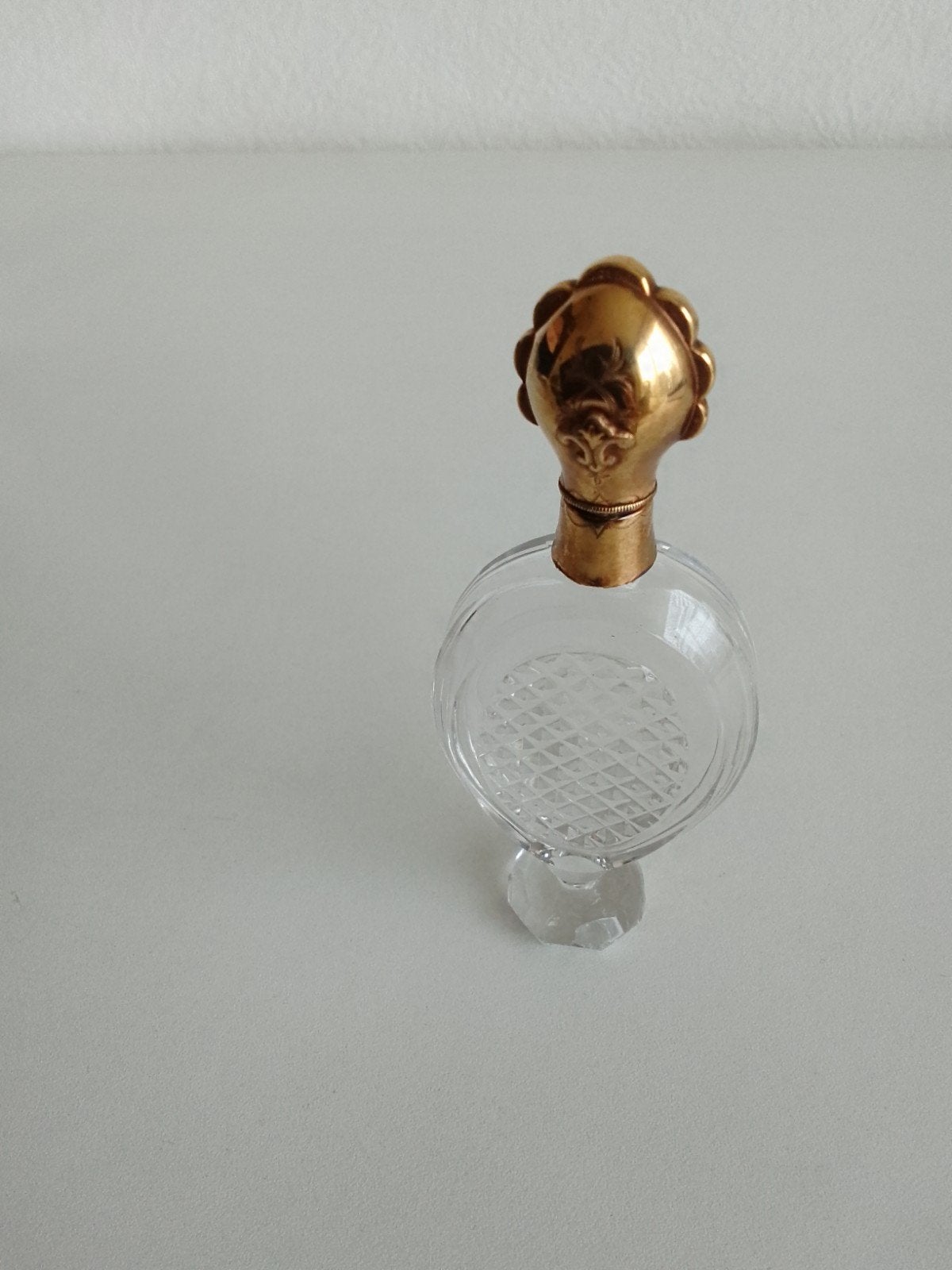 antiek parfum flesje met gouden dop met reliëf en stopje, Ophalen of Verzenden