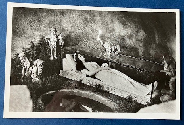 Ansichtkaart Sneeuwwitje in glazen kist met dwergen, Ophalen of Verzenden, 1940 tot 1960, Ongelopen, Overige thema's