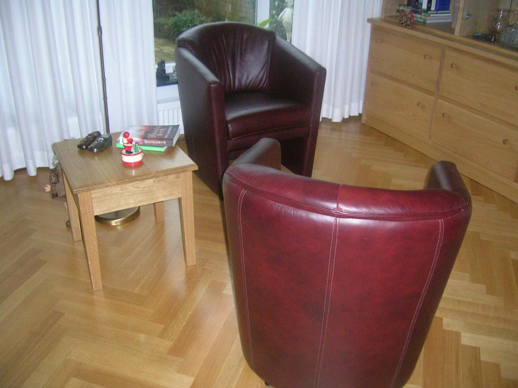 2 leren 1 sitz bankjes, Ophalen, Eenpersoons, Zo goed als nieuw, Minder dan 150 cm
