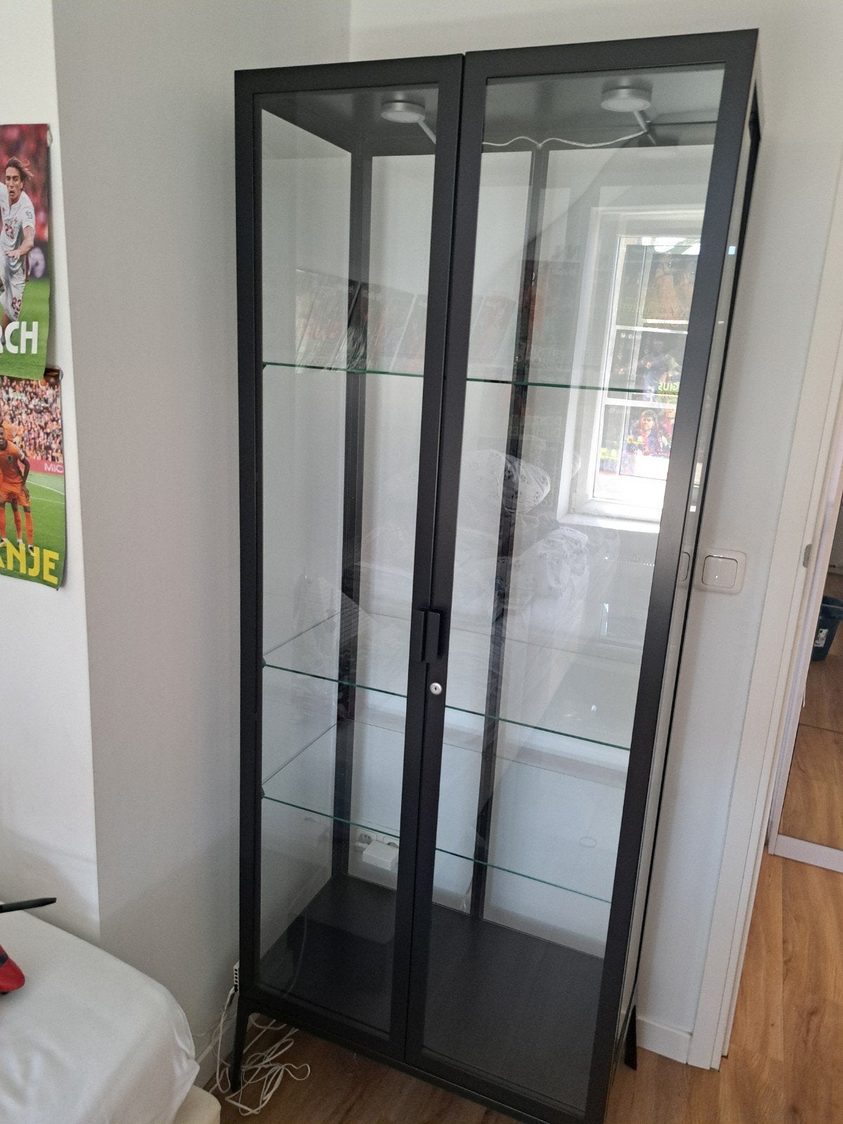 IKEA MILSBO Vitrinekast met verlichting, antraciet, Ophalen, Met deur(en), 50 tot 100 cm, Zo goed als nieuw