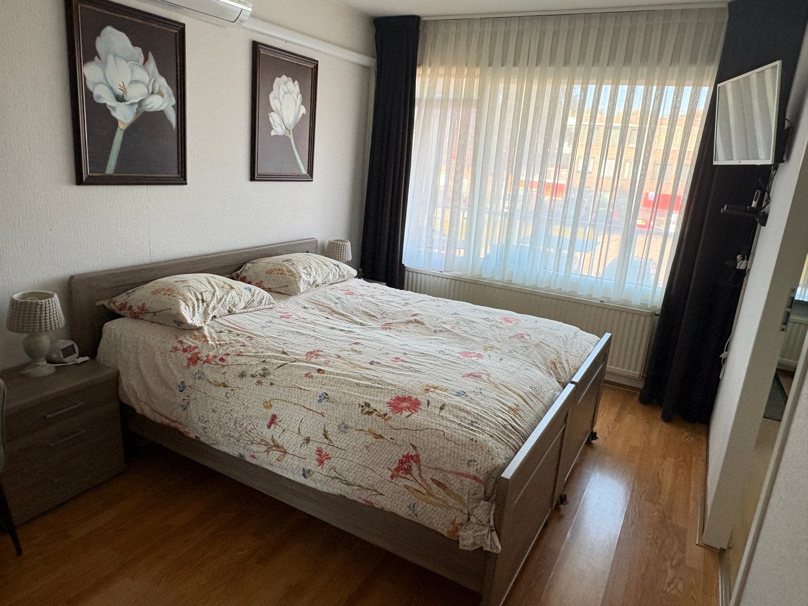 Beter Bed Bienne Bed 160x200 met matrassen en nachtkastjes, Ophalen, Gebruikt, Bruin, Tweepersoons