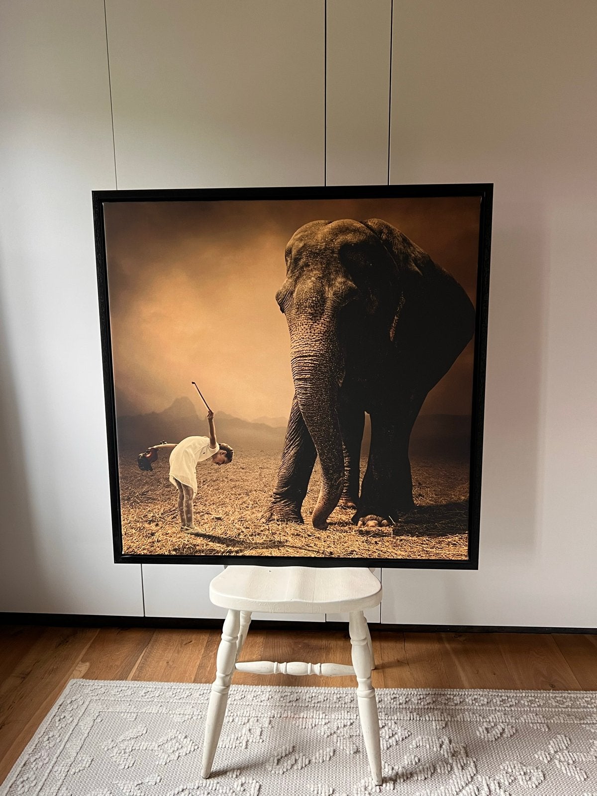 Kunstfoto Meisje met viool en olifant, Antiek en Kunst, Ophalen, Doek, Realistisch, Dieren