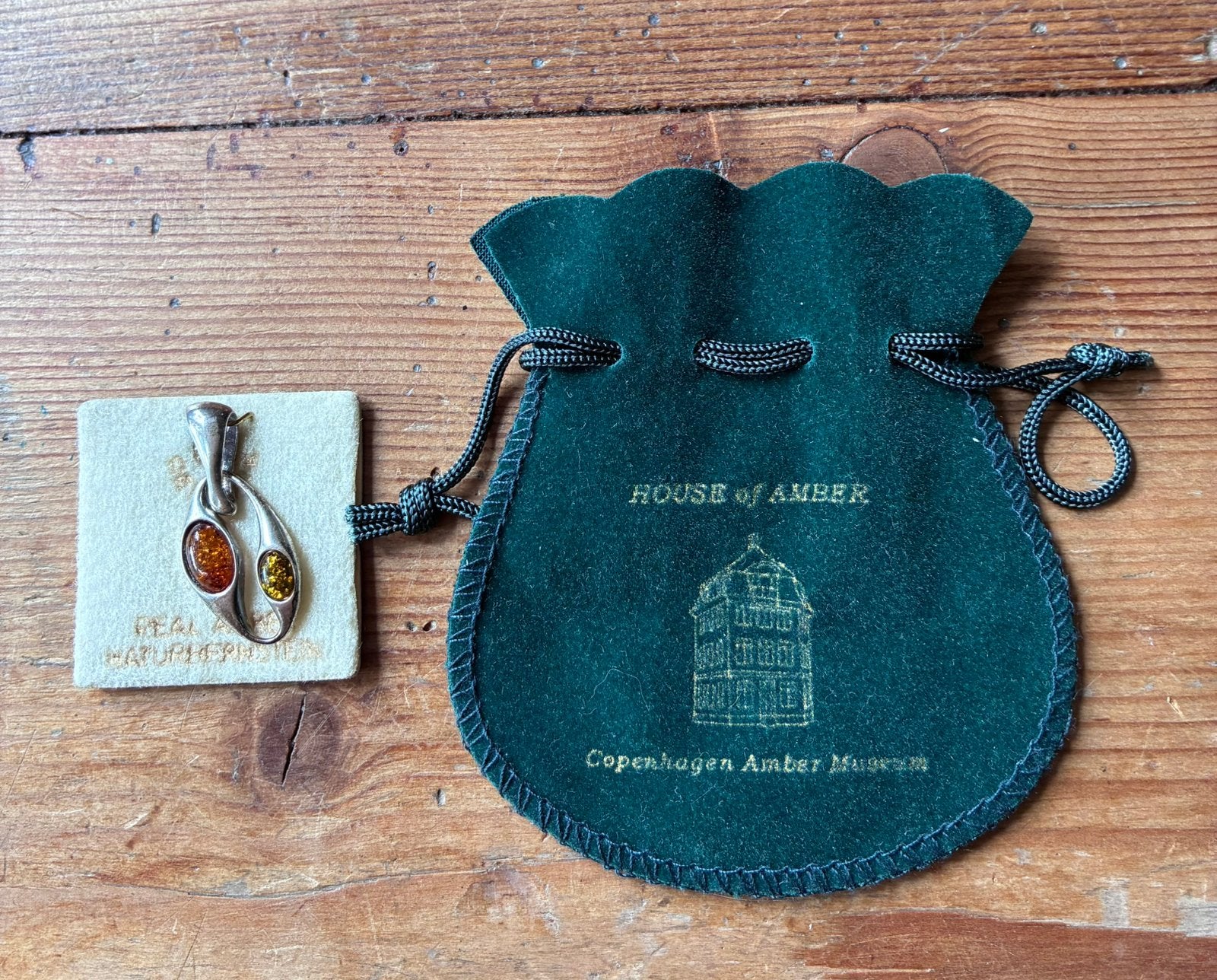 Ongedragen zilveren barnsteen hanger van House of Amber, Ophalen of Verzenden, Zilver