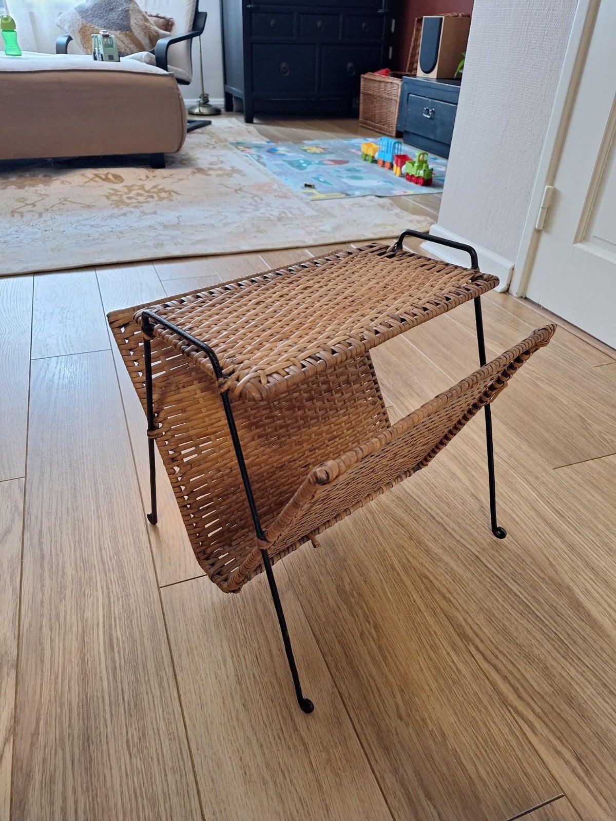 Vintage rotan krantenbak met metalen frame, Huis en Inrichting, Woonaccessoires | Krantenbakken en Lectuurbakken, Ophalen, Gebruikt