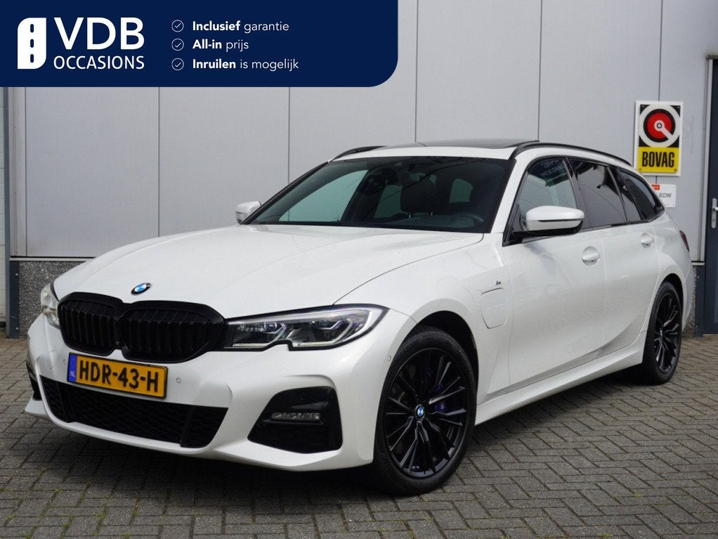 BMW 3 Serie Touring 330e xDr. High Exec. M-Sport | Pano | Tr, Auto's, Automaat, Gebruikt, 4 cilinders, Wit