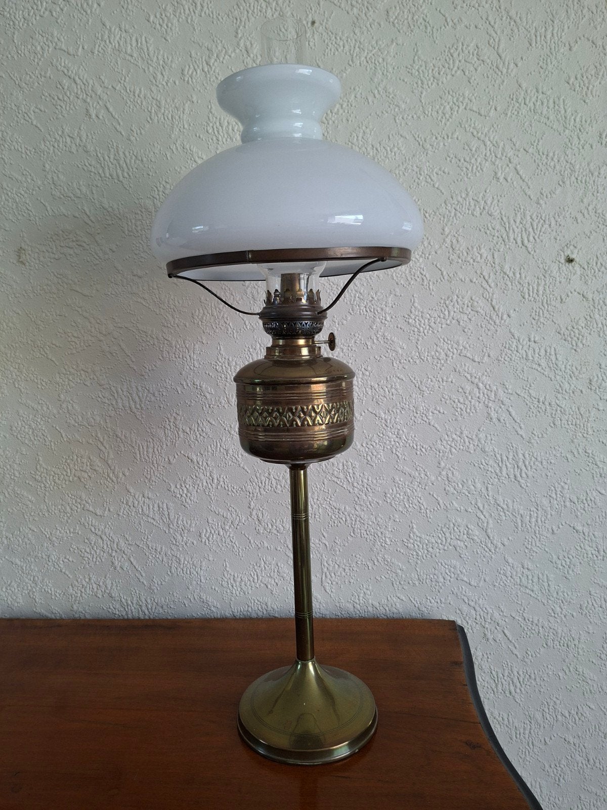 Antieke messing petroleumlamp, Ophalen