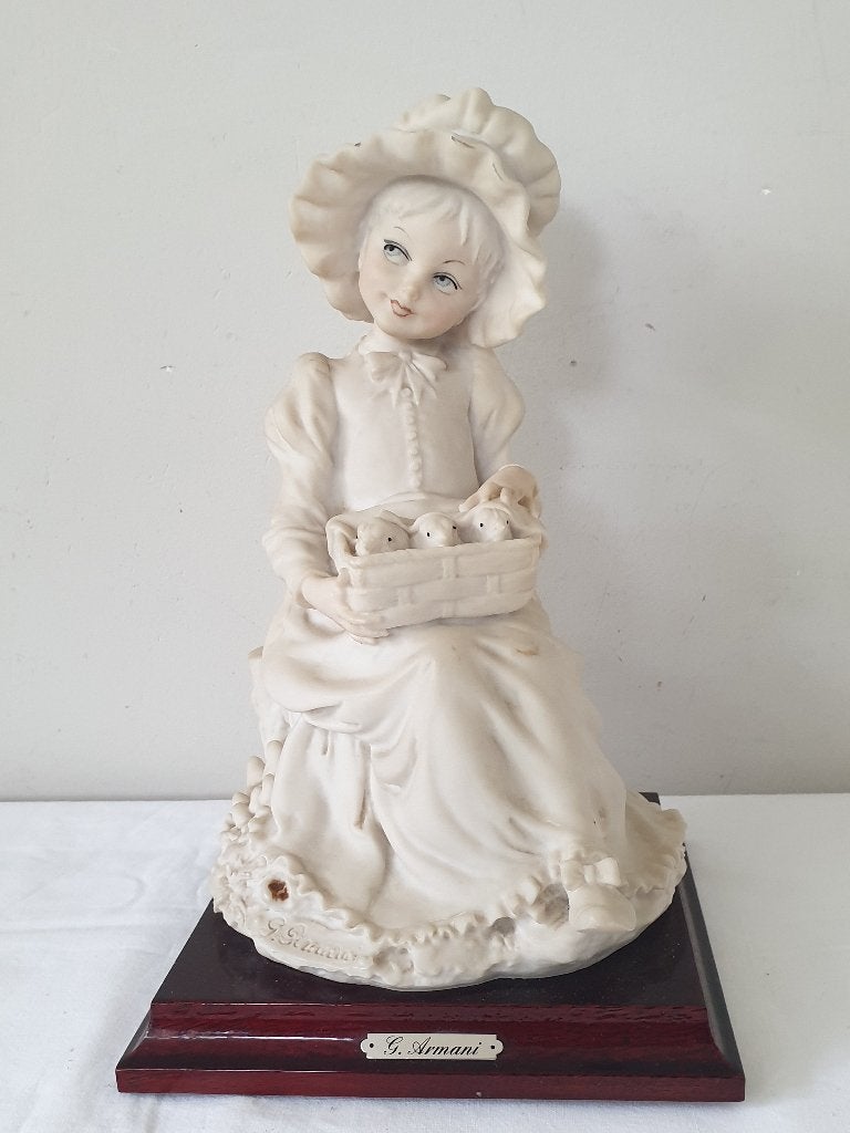 "Meisje met kuikens" Capodimonte beeldje G. Armani., Ophalen of Verzenden, Zo goed als nieuw, Mens