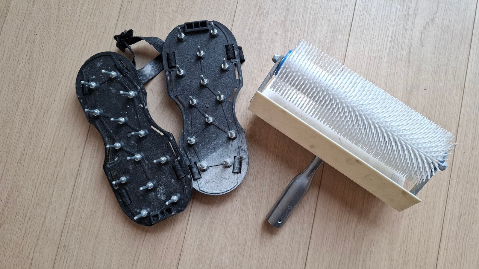 Prikroller en prikschoenen voor egaline of gietvloer, Ophalen, Zo goed als nieuw