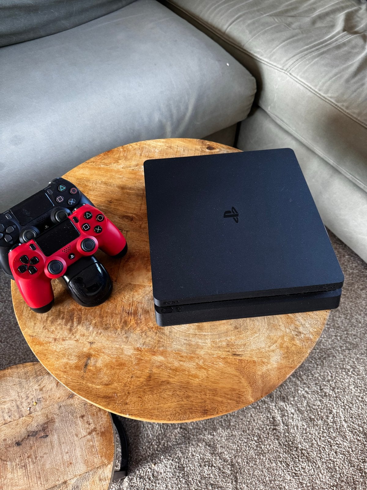 PlayStation 4 Slim met 5 controllers en docking station