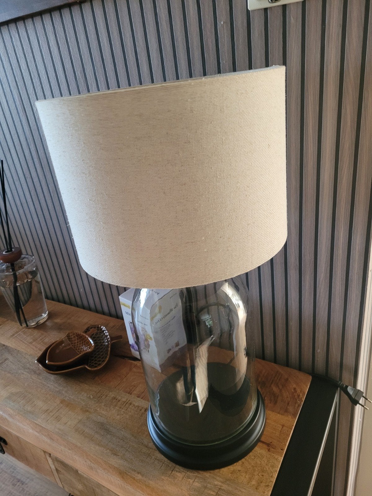 Stijlvolle tafellamp met glazen voet en linnen kap, Glas, Modern, Ophalen, Beige