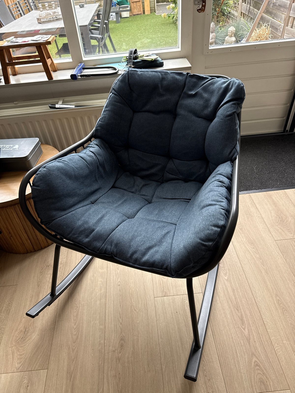 Comfortabele schommelstoel met blauw kussen, Ophalen, Blauw, Zo goed als nieuw, Metaal