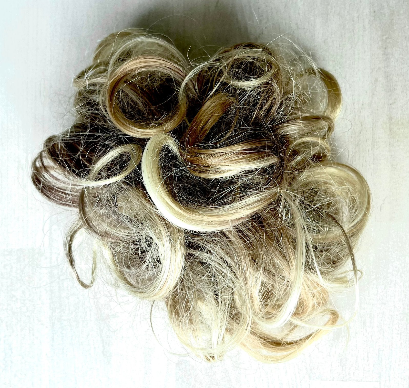 haarstukje met blonde krullen met vlinderklem, Ophalen of Verzenden, Gebruikt, Pruik of Haarverlenging