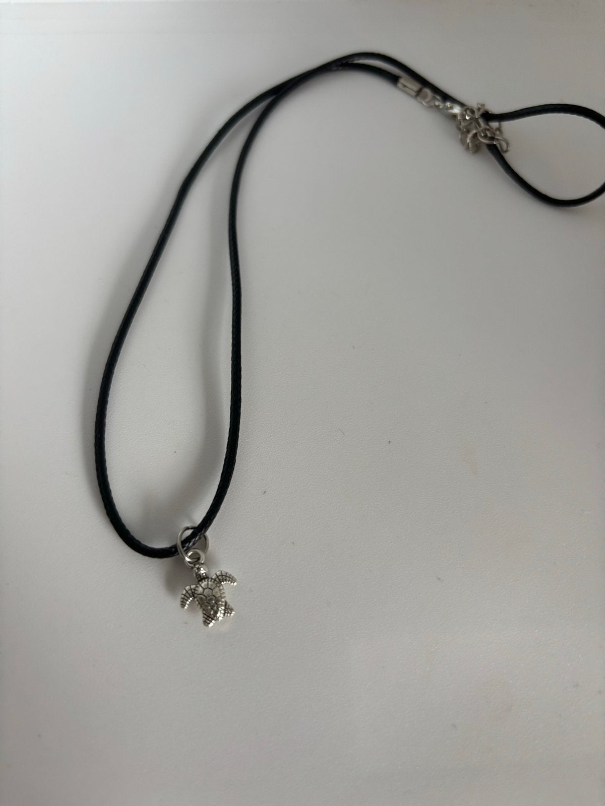 Nieuwe zwarte ketting met zilverkleurige schildpad hanger, Sieraden, Tassen en Uiterlijk, Kettingen, Verzenden, Zwart, Nieuw, Overige materialen
