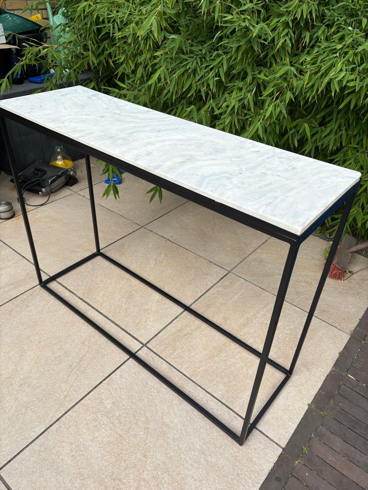 Marmeren sidetable met zwart metalen frame, Ophalen, Overige materialen, Zo goed als nieuw, 75 cm of meer