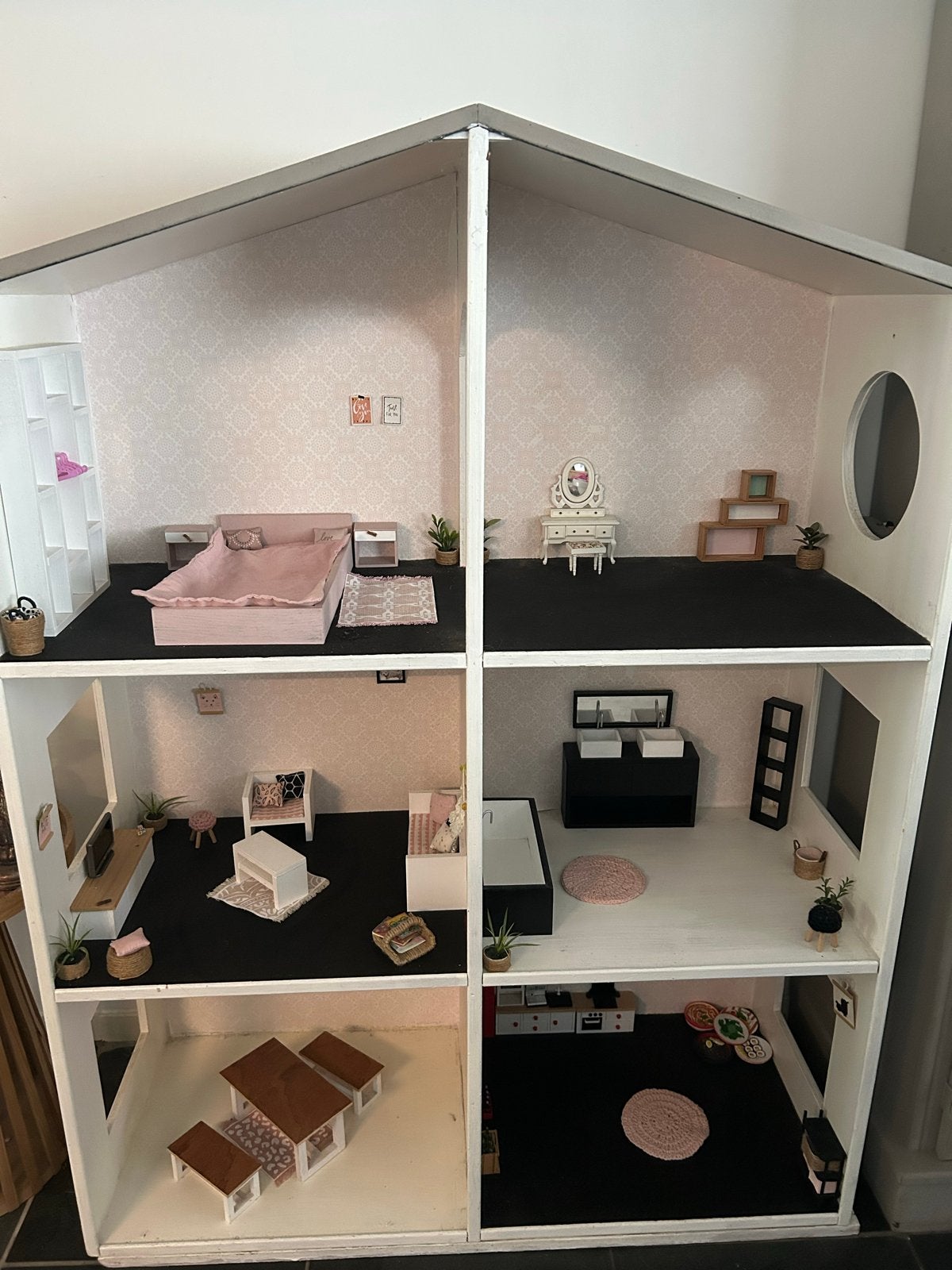 Groot houten poppenhuis met handgemaakte meubels en toebehor, Ophalen, Gebruikt, Poppenhuis
