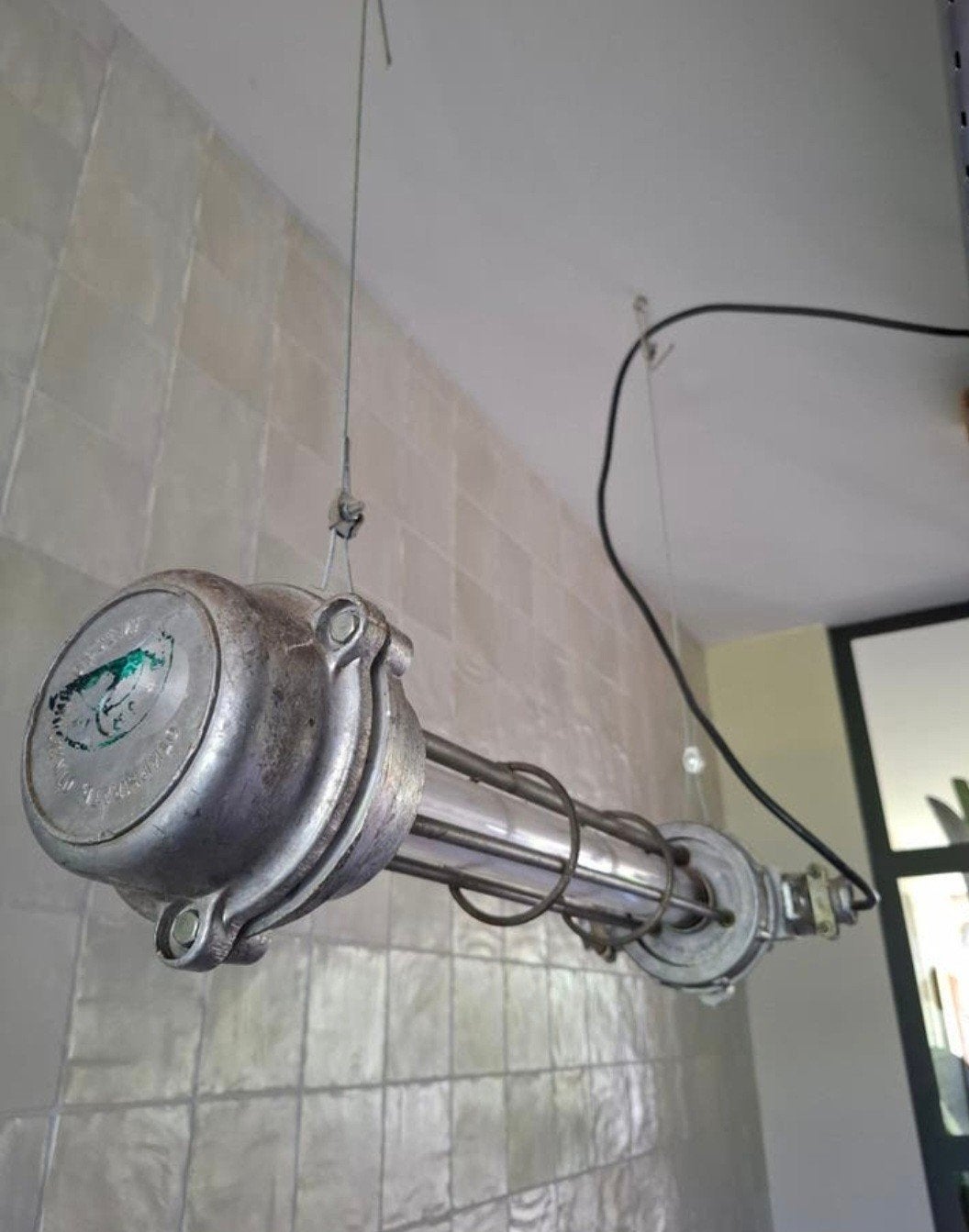 Oude industriële tube/ kooilamp al omgebouwd naar led, Huis en Inrichting, Lampen | Hanglampen, Ophalen, Gebruikt