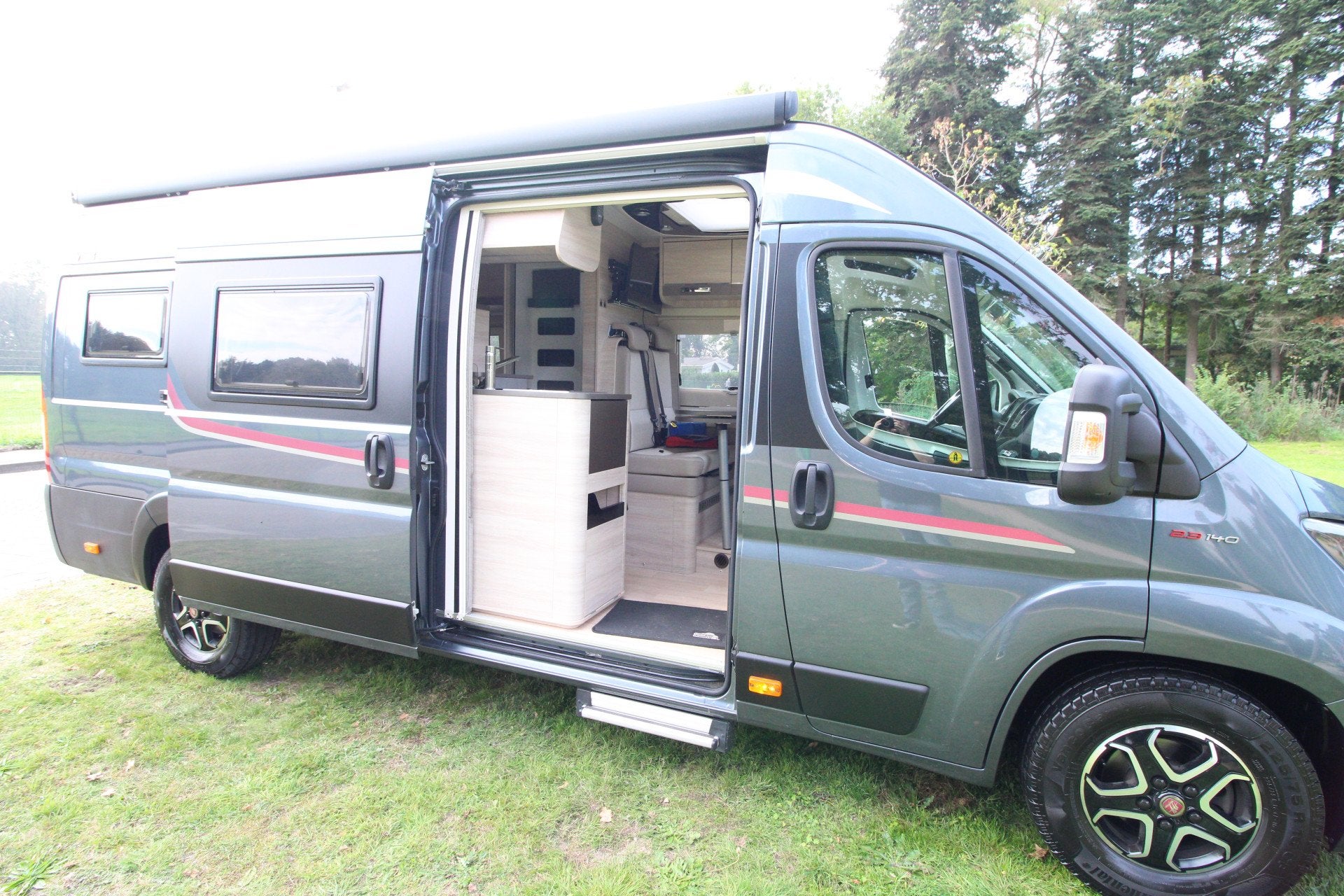 RAPIDO Van 640 BUSCamper AVM AUTOMAAT PANORAMA CARPLAY AIRCO, Automaat, Buscamper of Camperbus, Ringverwarming, AutoSale B.V.