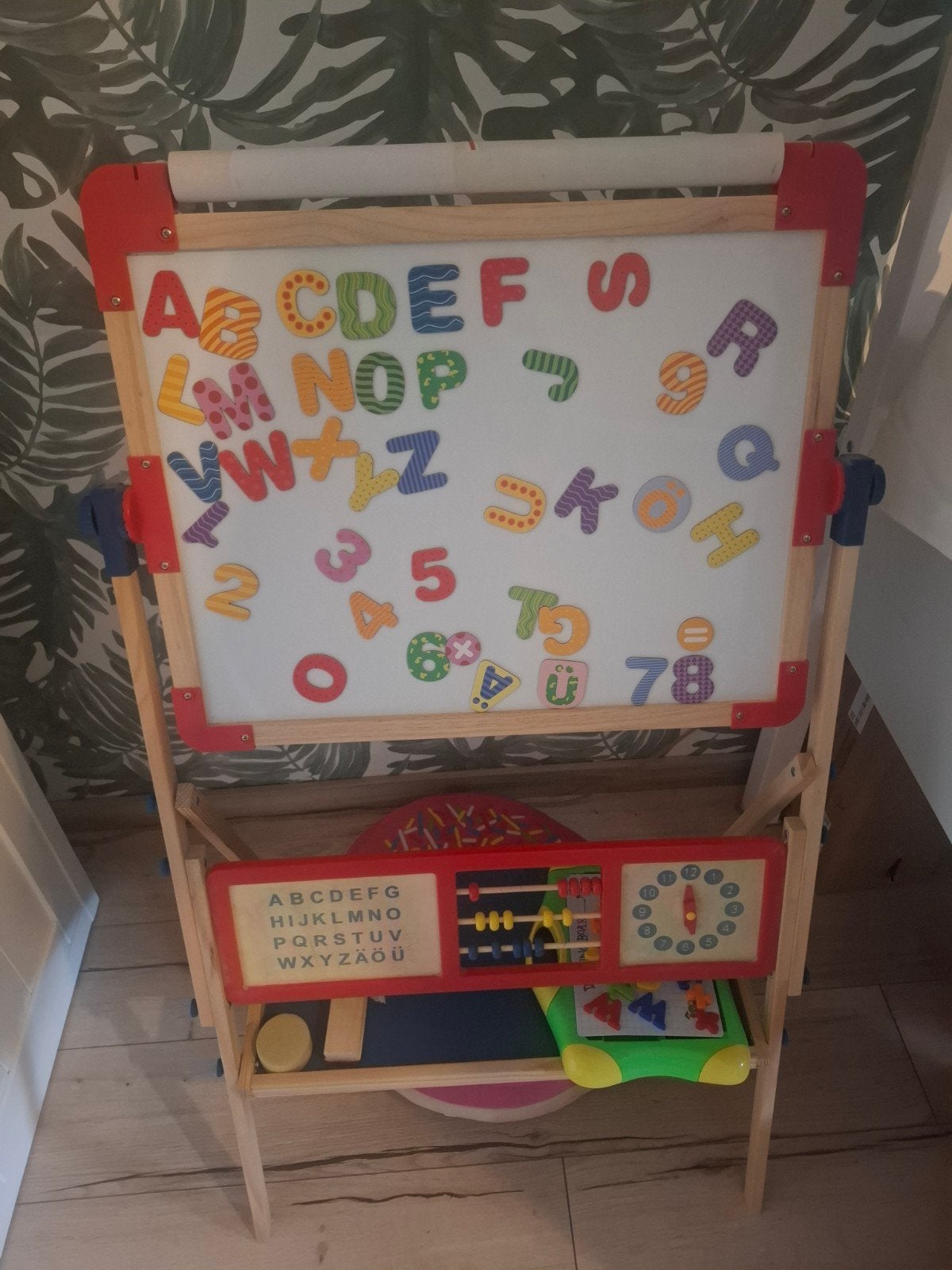 Krijt/magneetbord met klokje, telraam en magneten, Ophalen, Gebruikt