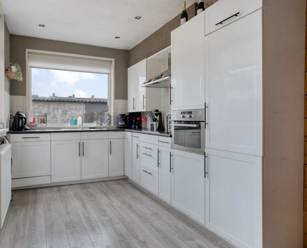 Moderne L-vormige keuken met inbouwapparatuur, Huis en Inrichting, Keuken | Complete keukens, Ophalen, Gebruikt, Wit, Hoekkeuken
