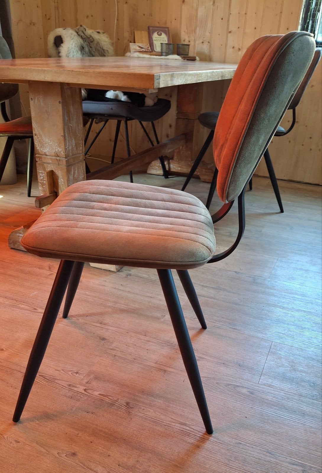 Stijlvolle eetkamerstoelen met metalen poten, Ophalen, Overige kleuren, Zo goed als nieuw, Stof