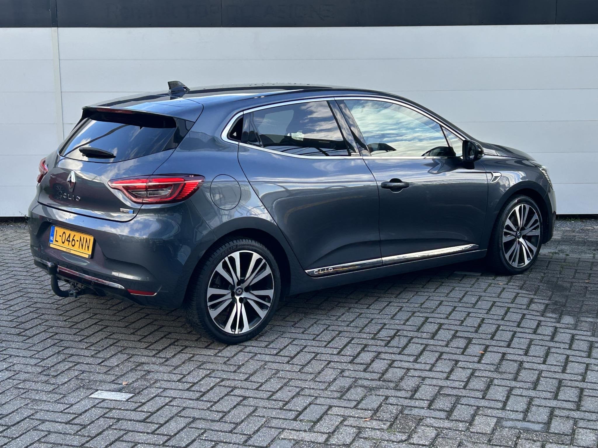 Renault Clio 1.6 E-Tech Hybrid 140 Initiale Paris | Navigati, Auto's, Gebruikt, 4 cilinders, Met garantie (alle), Automatische klimaatregeling