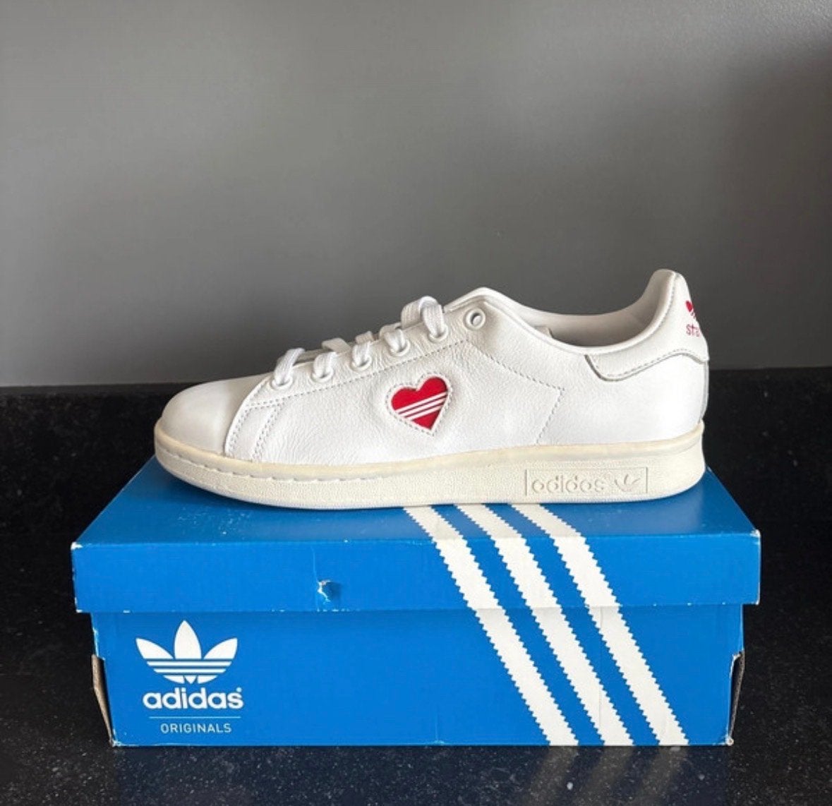 Adidas Stan Smith met hartje, Ophalen of Verzenden, Zo goed als nieuw, Wit, Sneakers of Gympen