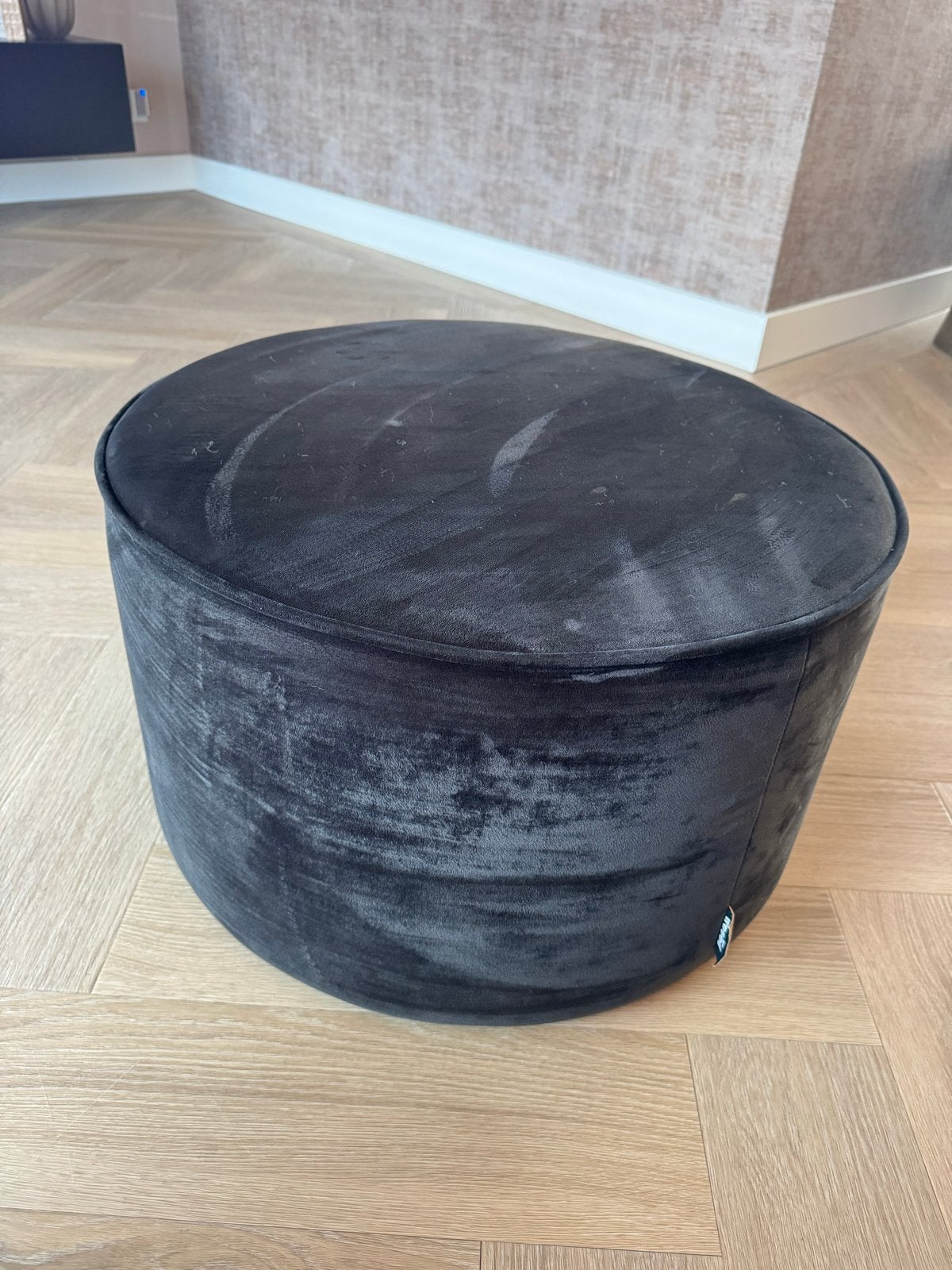 Zwarte velvet poef van Woood, H36 x Ø60 cm, Ophalen, Gebruikt, Rond, 50 tot 75 cm