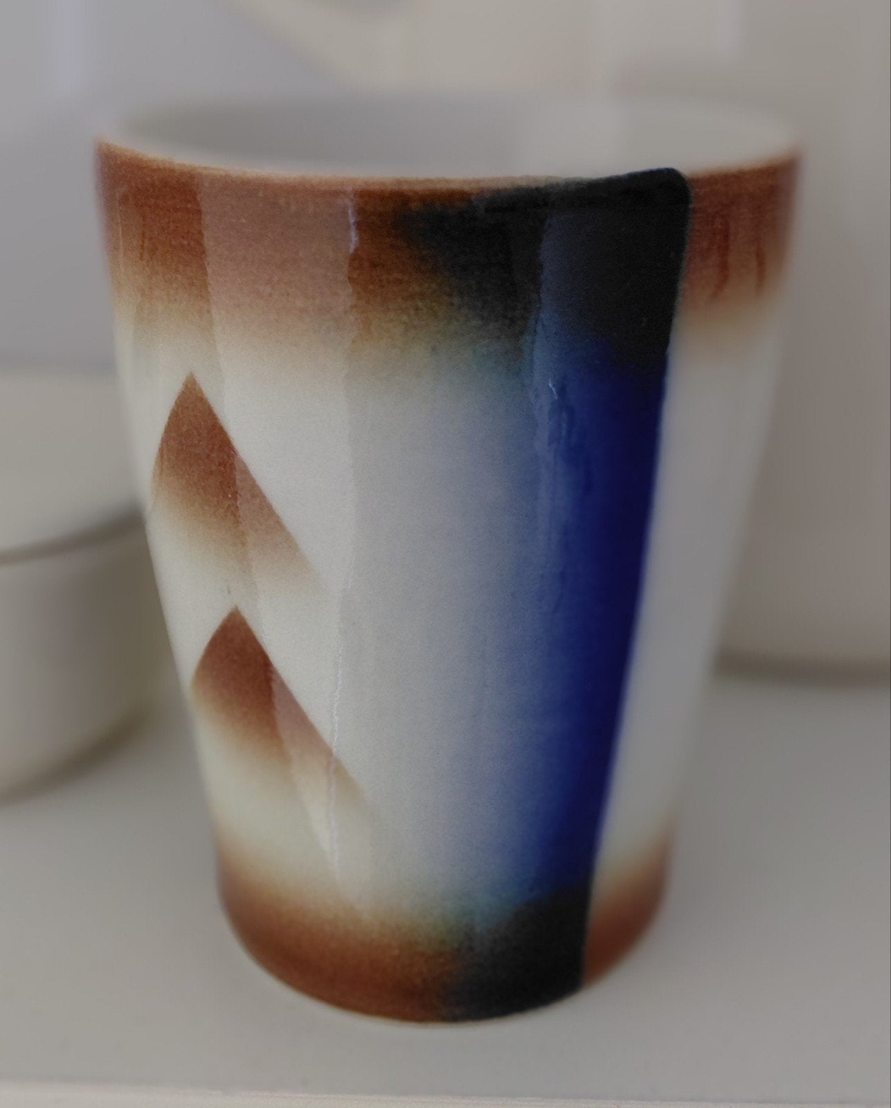Beker met spuitdecor in bruin/blauw, Antiek en Kunst, Ophalen of Verzenden