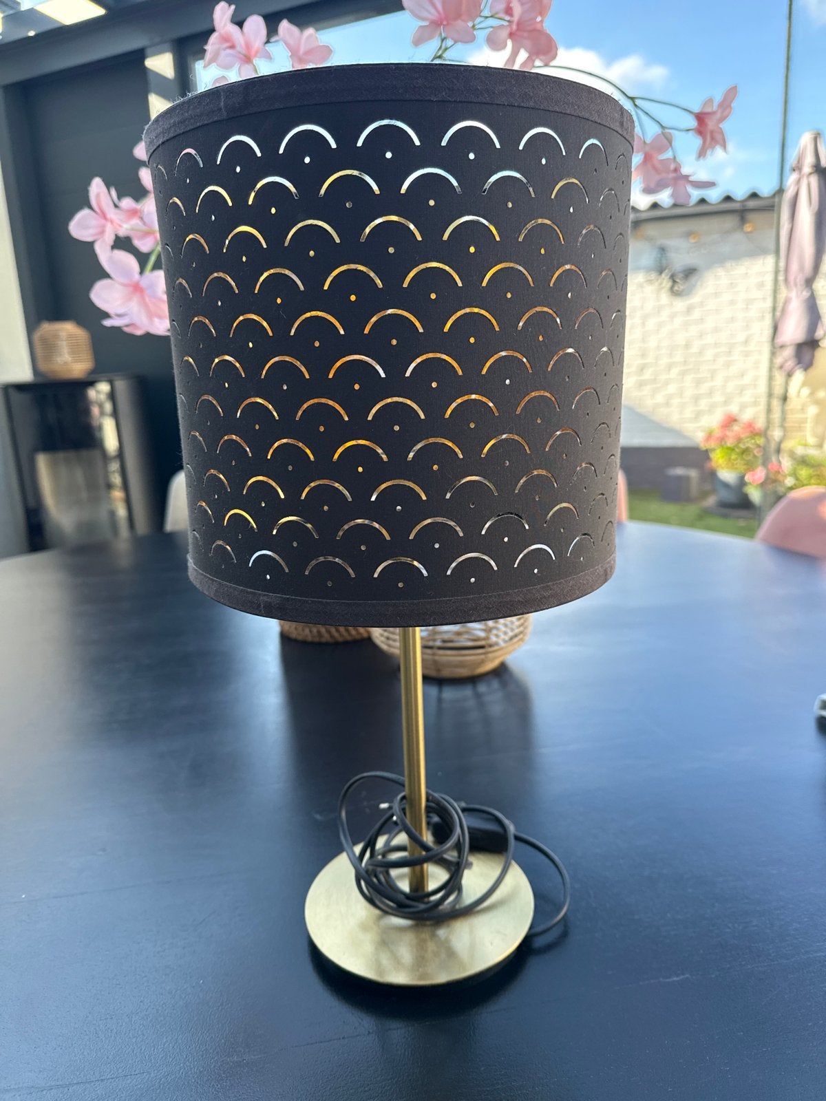 Moderne tafellamp met gouden details en zwarte kap, Ophalen, Metaal, Modern, Sfeerlamp
