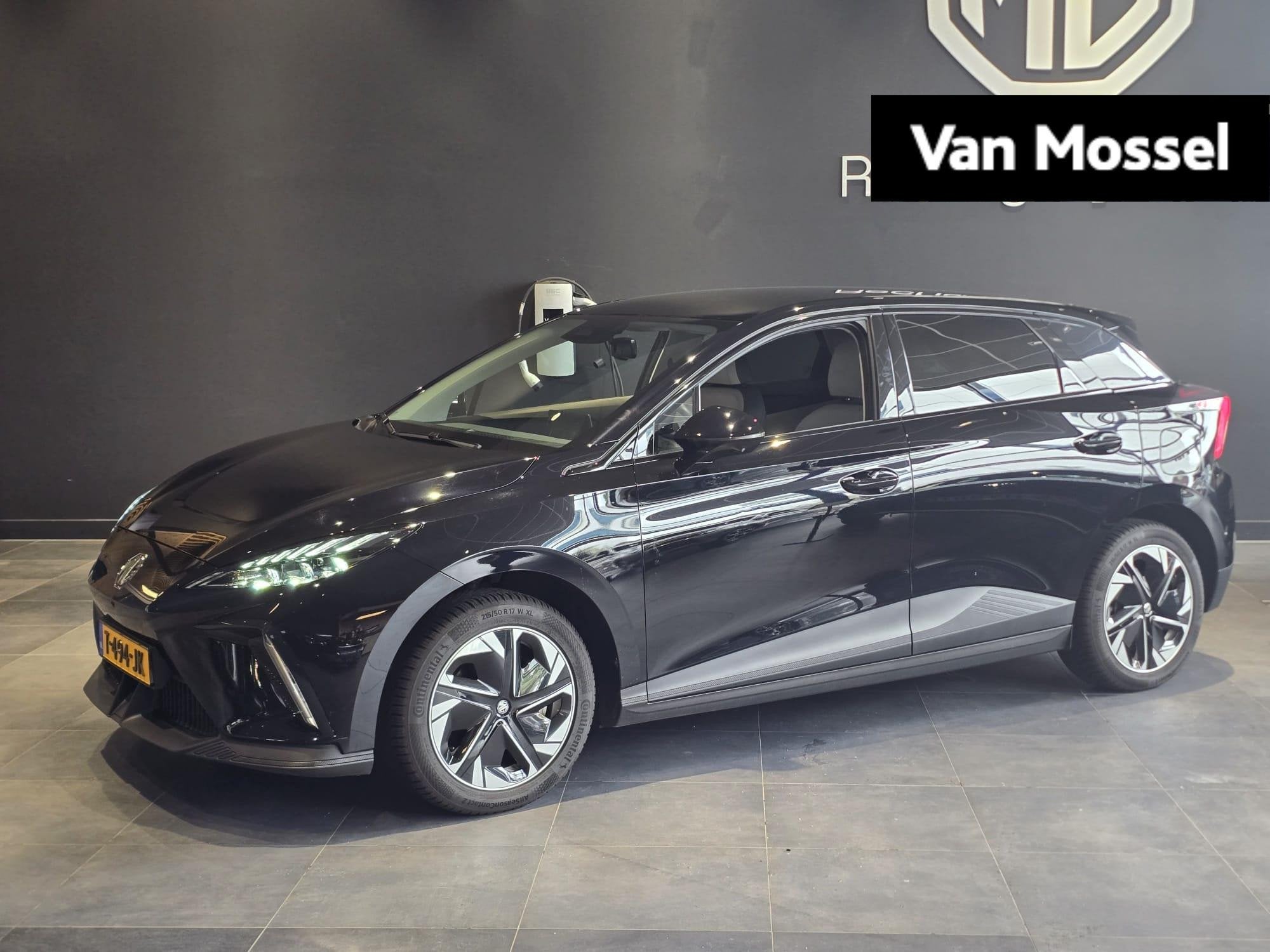 MG 4 Luxury Long Range 64 kWh | Licht interieur | Stoel + st, Auto's, Automaat, 12 maanden, Gebruikt, Origineel Nederlands