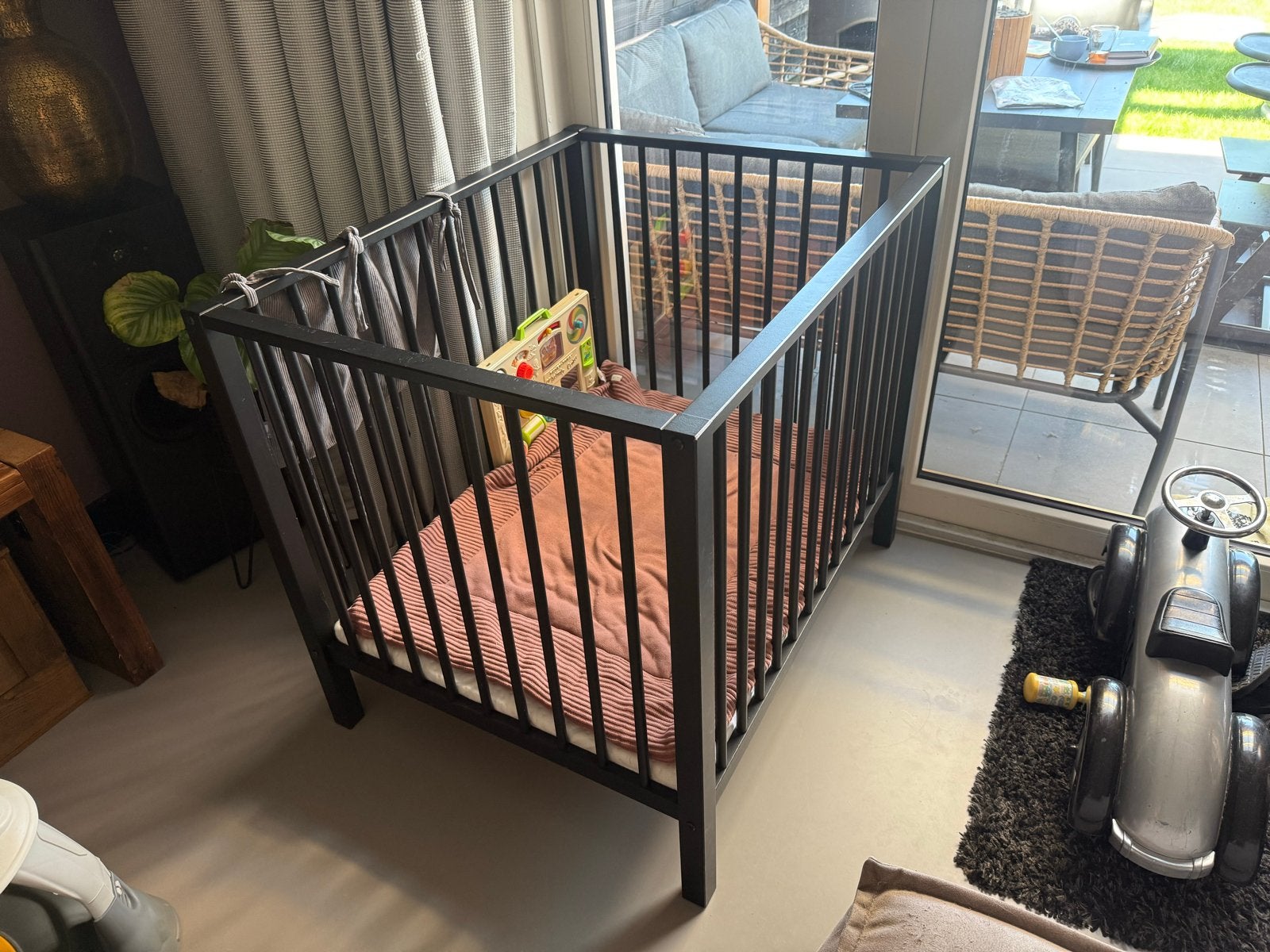 Zwarte houten box met ronde spijlen en boxmatras, Kinderen en Baby's, Boxen, Gebruikt, Rechthoekig, In hoogte verstelbaar, Ophalen