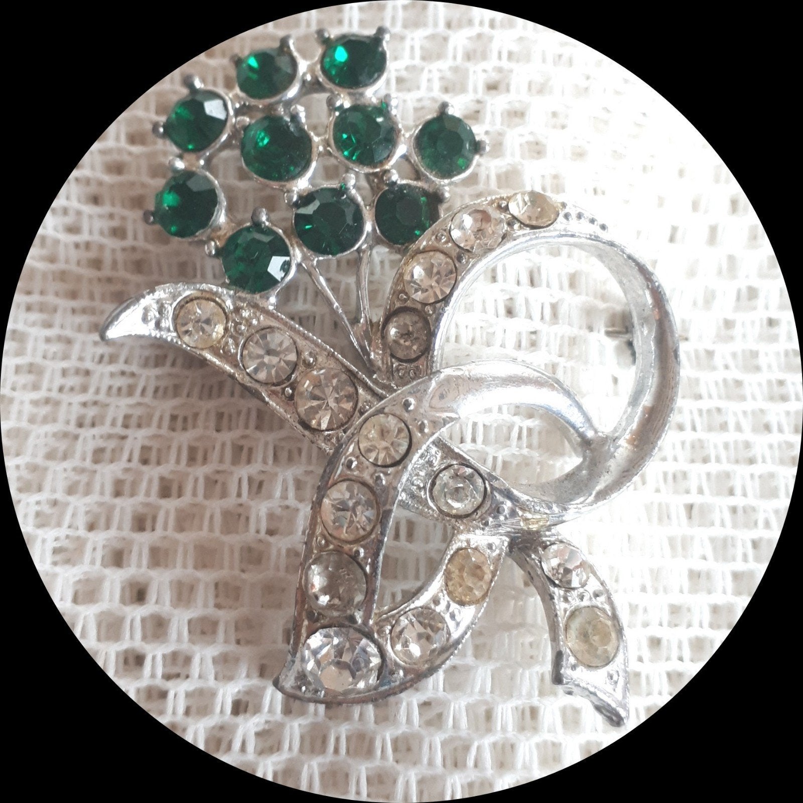 Jaren '50 Broche met Groen/Witte Rijnstenen., Ophalen of Verzenden, Overige materialen, Broche