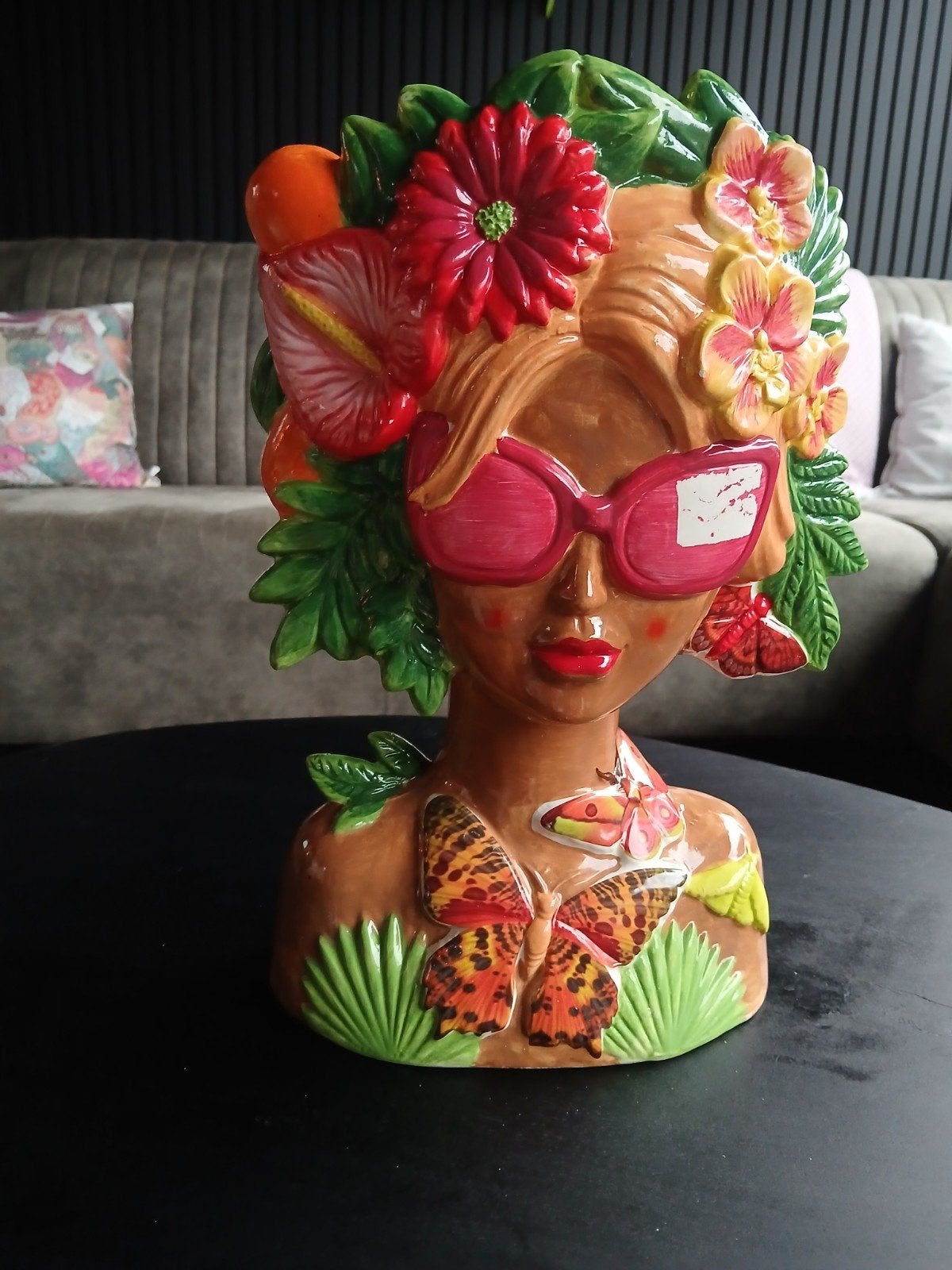 Vrolijke vaas in de vorm van een damesbuste met bloemen, Gebruikt, Meerkleurig, Ophalen of Verzenden, Steen/keramiek