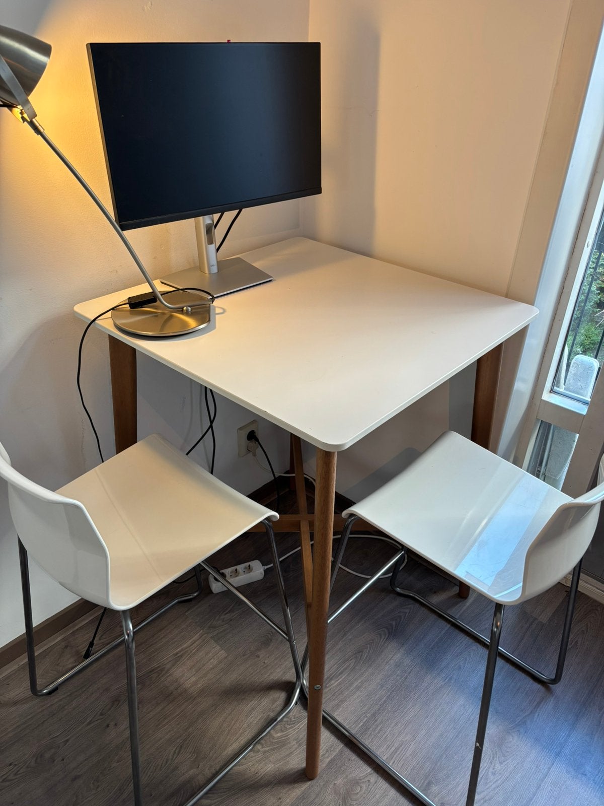 Hoge IKEA tafel met 2 barkrukken, Ophalen, Zo goed als nieuw