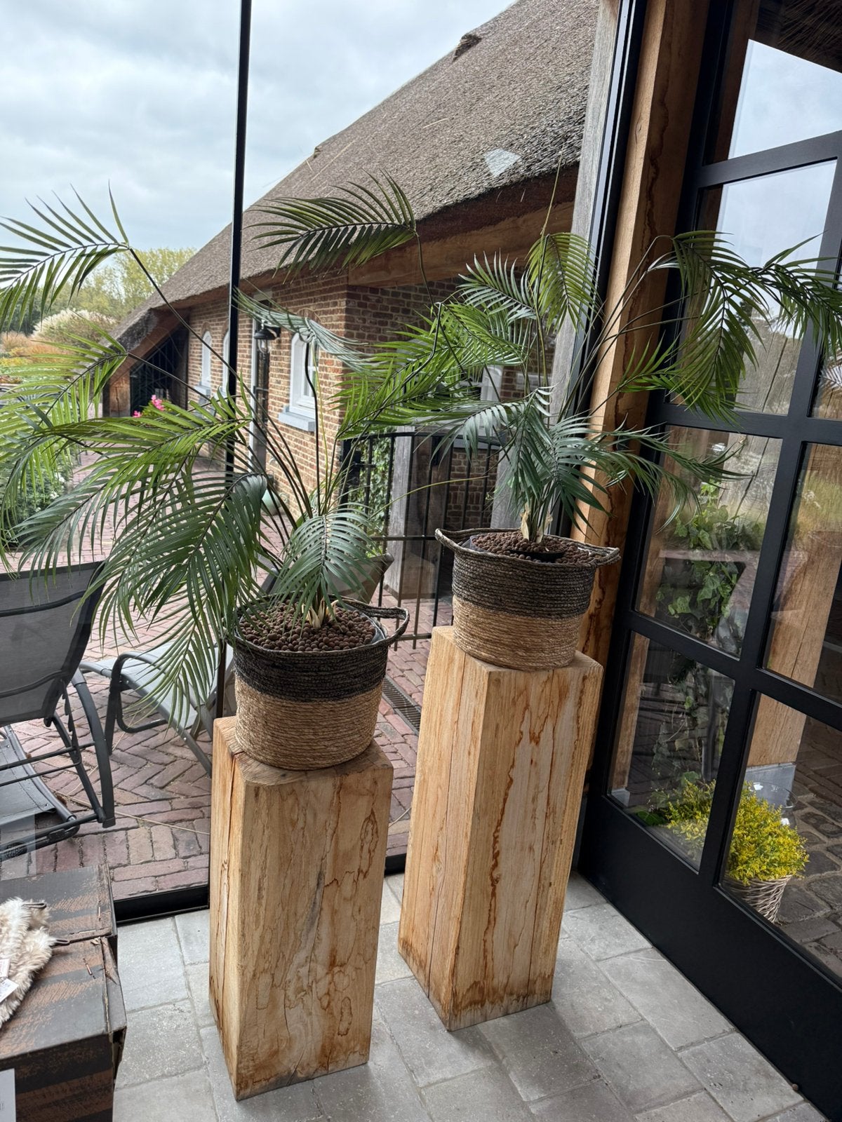 2 kunstplanten van goede kwaliteit in rieten pot, Ophalen, Zo goed als nieuw, Rond, Minder dan 30 cm