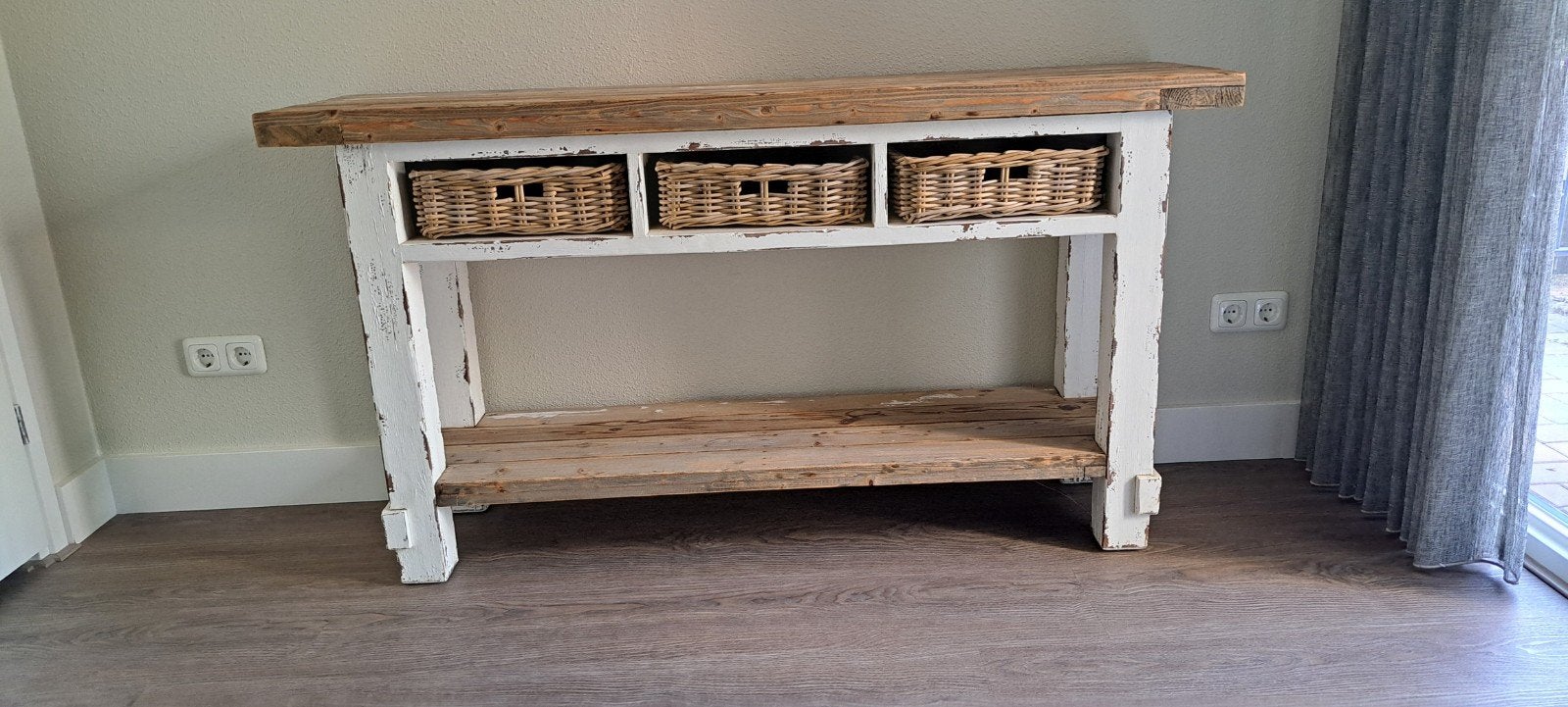 Rustieke sidetable met manden - landelijke stijl, Huis en Inrichting, Tafels | Sidetables, Ophalen, Gebruikt, Overige materialen
