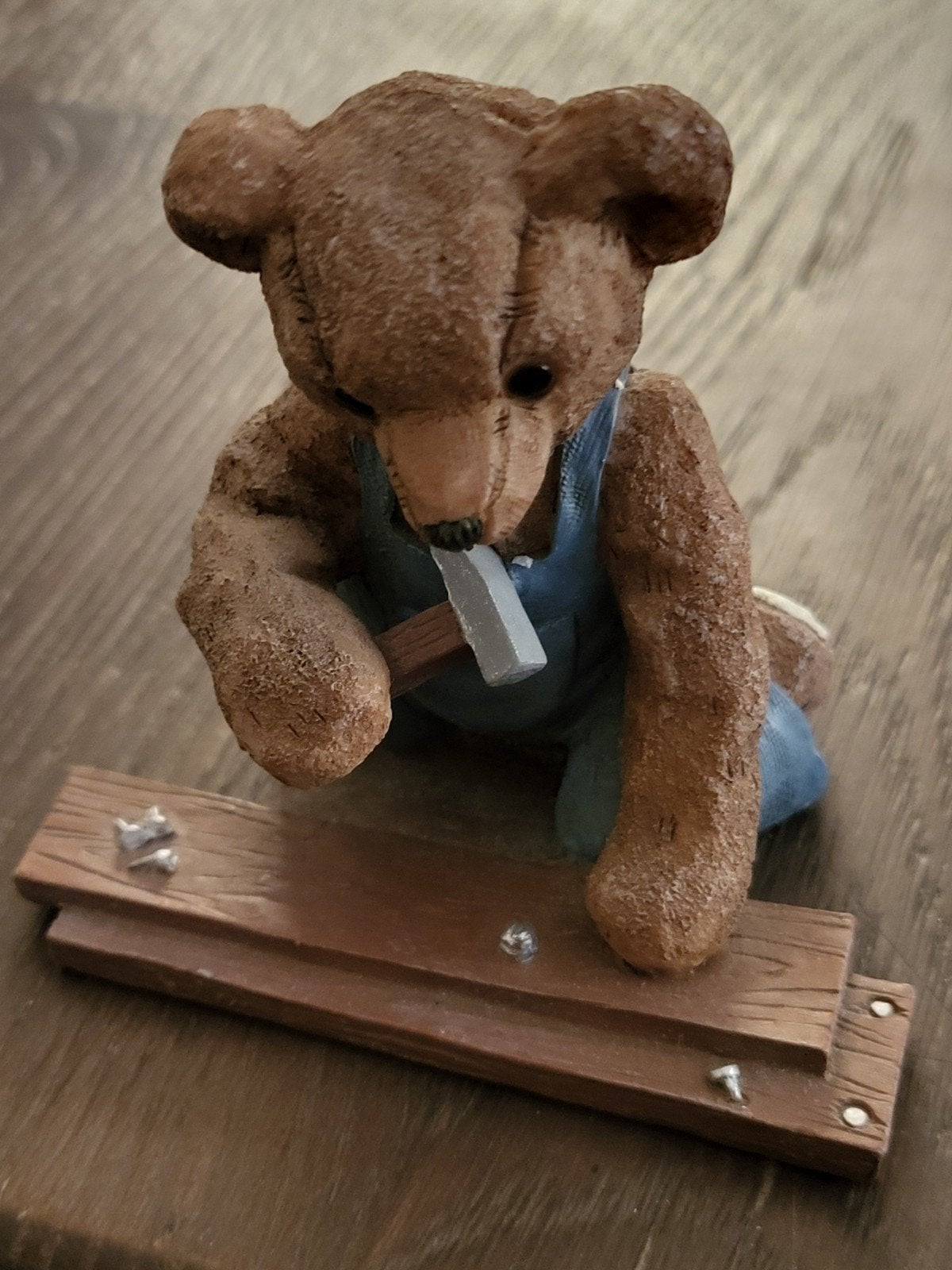 Beeldje klussende teddybeer met hamer en spijkers, Ophalen of Verzenden, Zo goed als nieuw