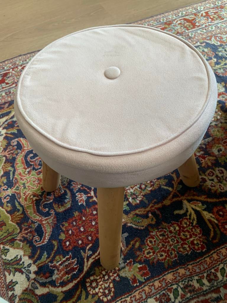 Kleine roze fluwelen kruk met houten poten. Small stool, Ophalen, Zo goed als nieuw, Hout