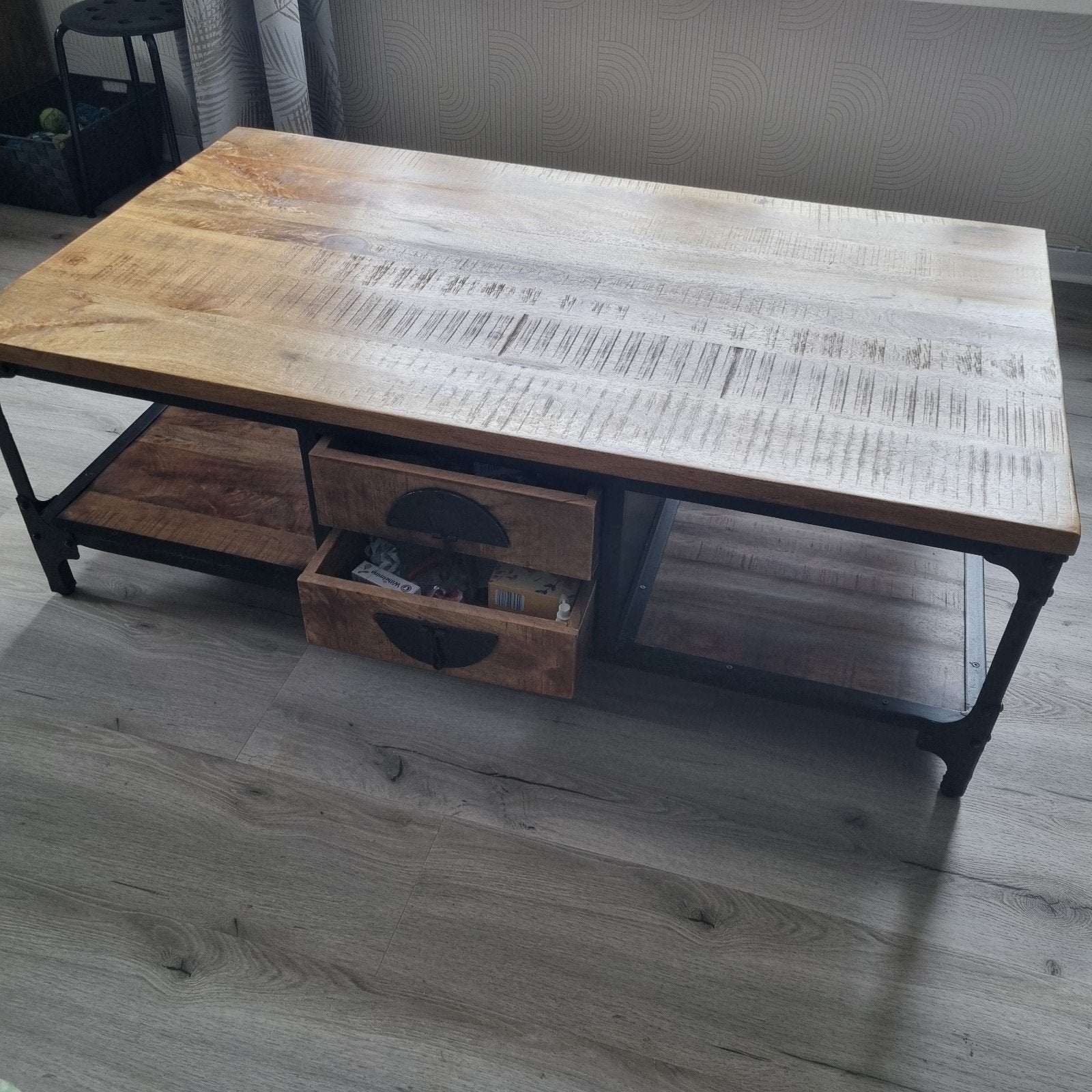 Salontafel van mangohout met metalen frame en lades, Huis en Inrichting, Gebruikt, 100 tot 150 cm, Industrieel, Landelijk, 50 tot 100 cm