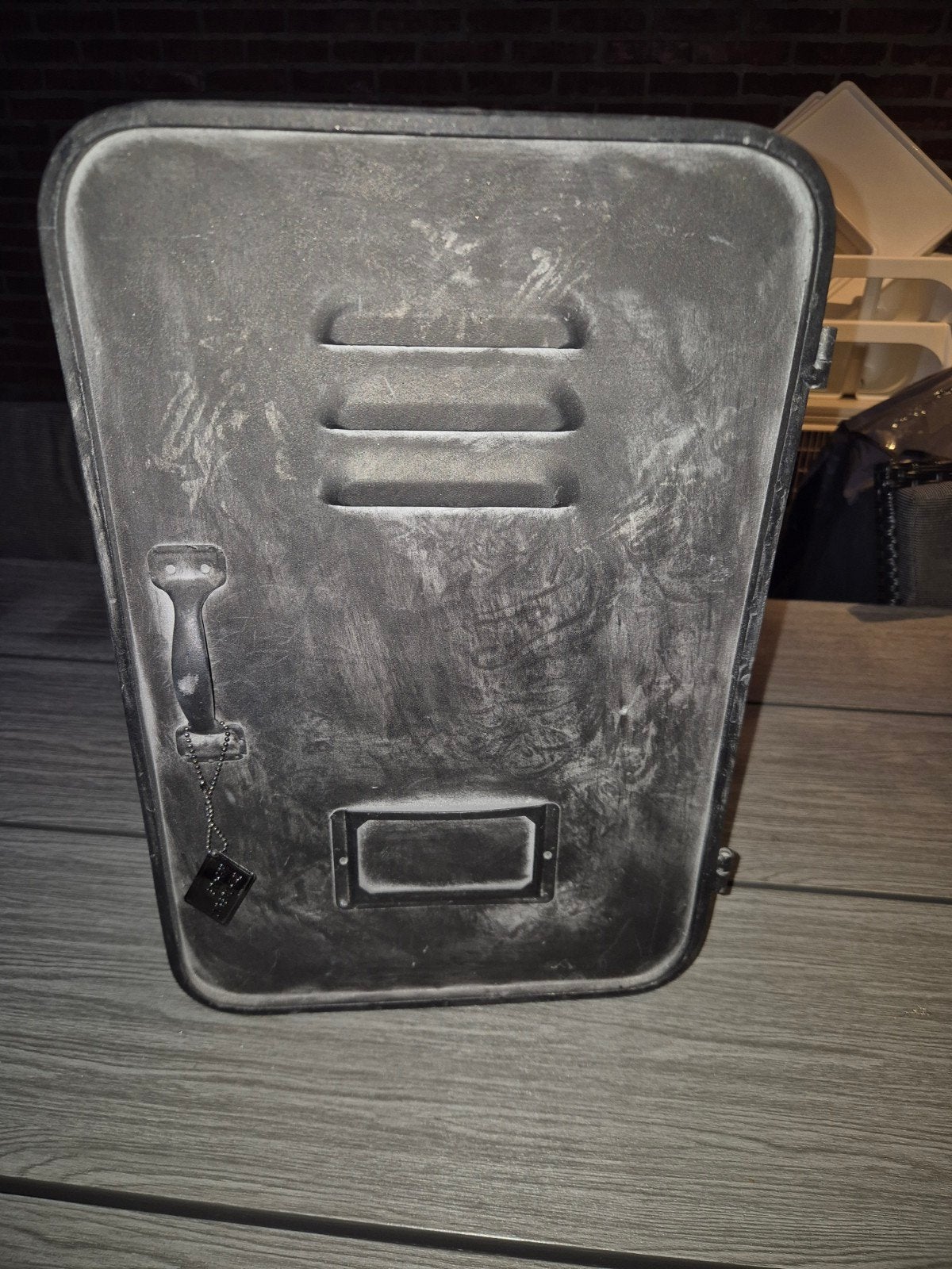 Sleutelkastje in de vorm van een schild, Ophalen, Gebruikt, Metaal, Grijs