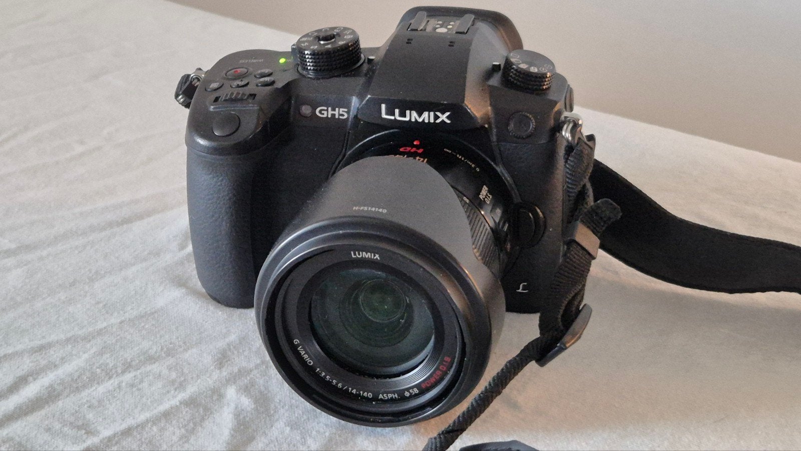 Panasonic Lumix GH5 met 14-140mm lens, 3 accu's en tas, Audio, Tv en Foto, Fotocamera's Digitaal, Gebruikt, Panasonic, Ingebouwde flitser