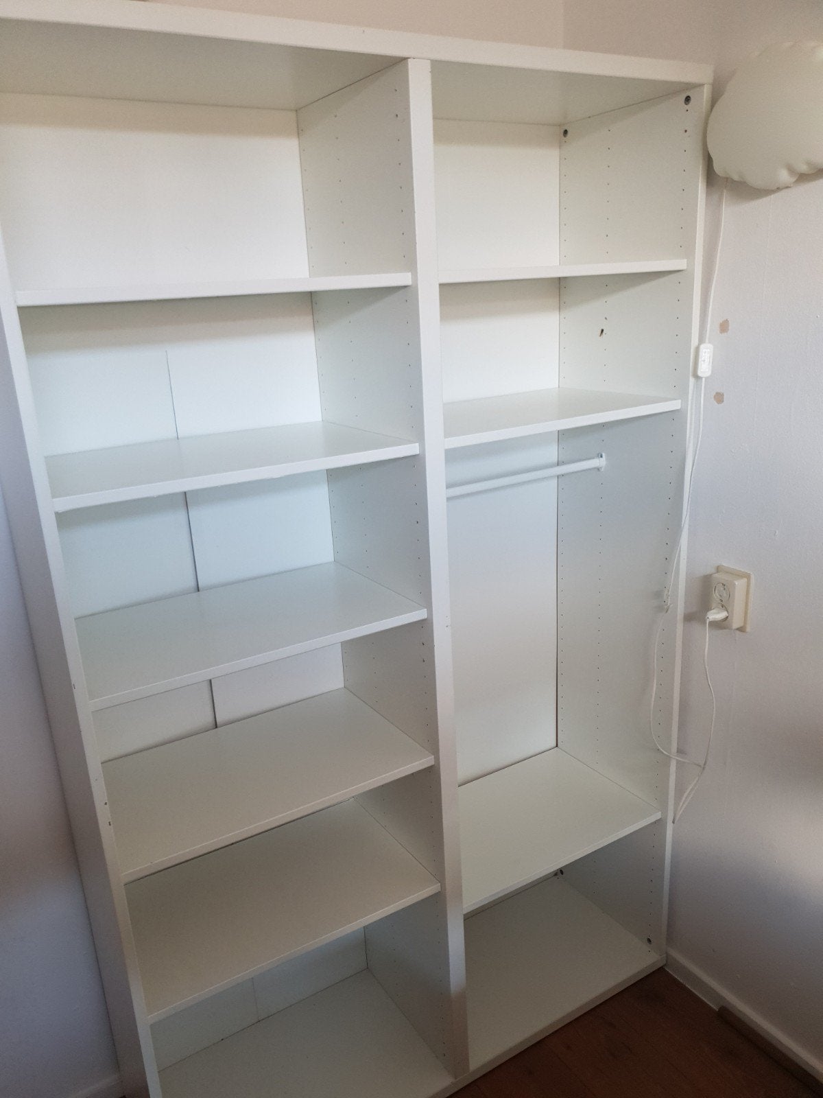 Witte kast met planken en roede, Ophalen, Gebruikt, 100 tot 150 cm, Met plank(en)