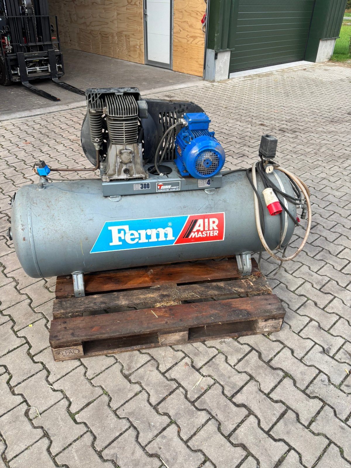 Ferm Air LT300 compressor, Doe-het-zelf en Verbouw, Ophalen, Gebruikt, 400 tot 800 liter/min, 6 tot 10 bar