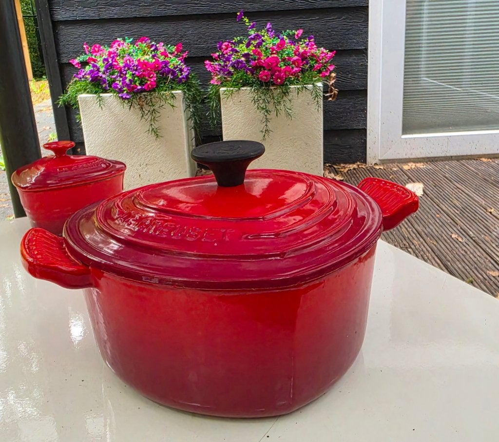 Le Creuset hartvormig kersrood 2 stuks, Huis en Inrichting, Keuken | Potten en Pannen, Ophalen, Gebruikt, Le Creuset, Braadpan