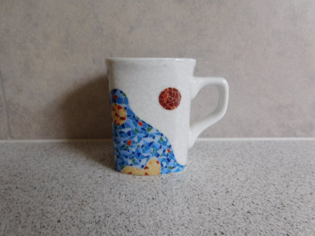 Kopje 7,5x6 cm. Guell Mozaiek Antoni Gaudi Barcelona, Ophalen of Verzenden, Zo goed als nieuw, Overige stijlen, Kop(pen) en/of Schotel(s)