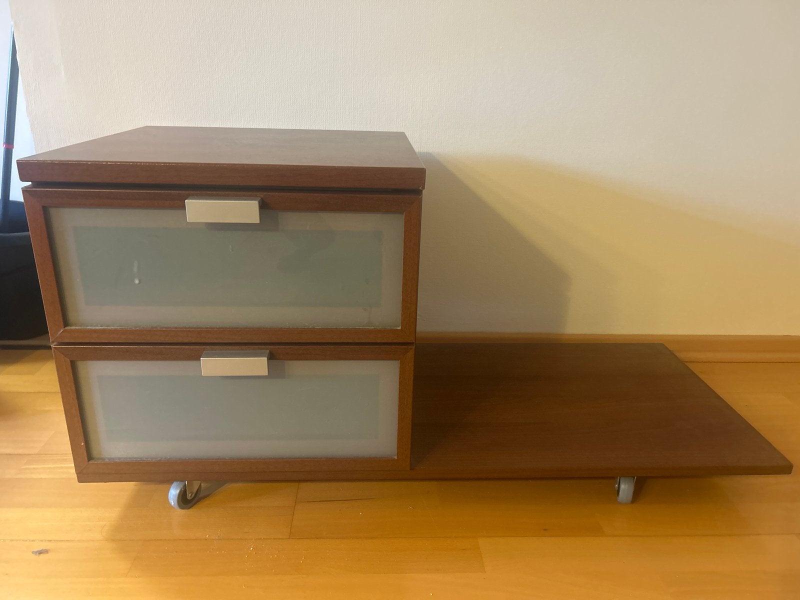 Houten bijzettafel met lades en wieltjes - nachtkastje, Ophalen, Minder dan 45 cm, Gebruikt, 75 cm of meer