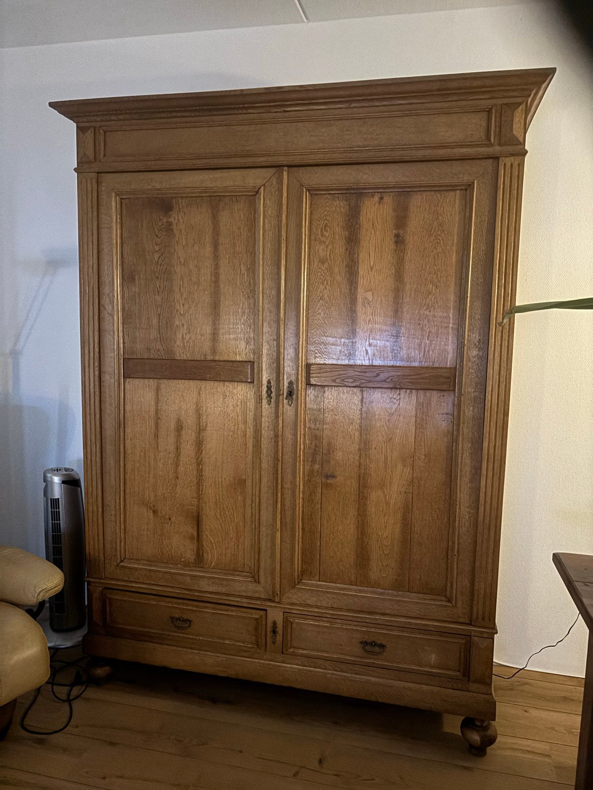 Antieke houten kledingkast met twee deuren